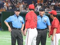終了時、審判と話す新井監督（撮影・佐々木彰尚）