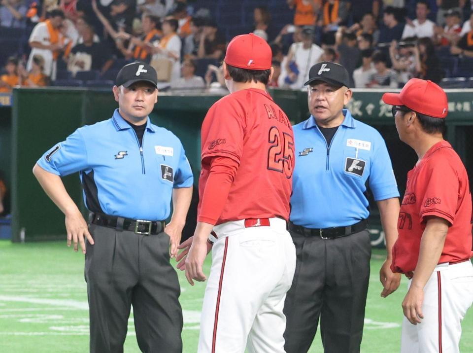 終了時、審判と話す新井監督（撮影・佐々木彰尚）