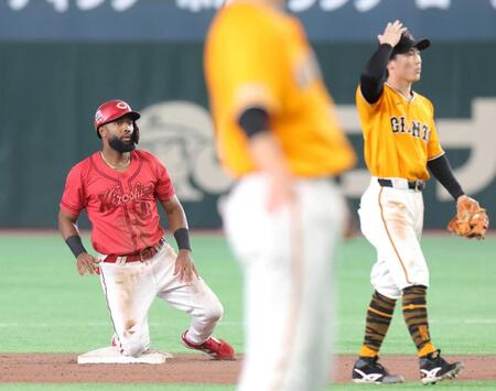 　８回、秋山の左飛で二塁を陥れたファビアン