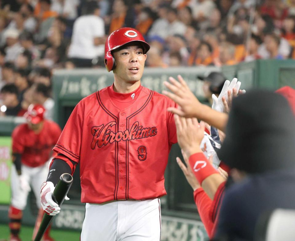 ８回、勝ち越し犠飛を放ち、ナインに迎えられる秋山（撮影・佐々木彰尚）