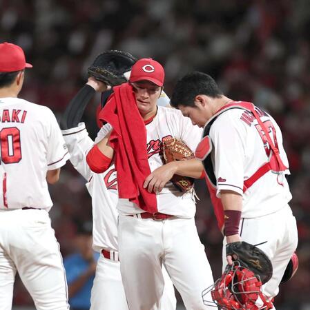 ４回、勝又に四球を与えた床田（中央）＝撮影・北村雅宏