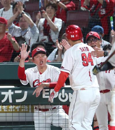 ５回、ソロを放った佐藤啓（９４）を迎える新井監督（左）＝撮影・北村雅宏