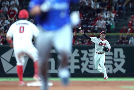８回、エンカーナシオンの打球を捕球し、二塁へ送球して筒香を封殺する秋山（右）＝撮影・北村雅宏