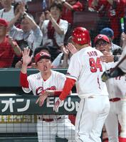 ５回、ソロを放った佐藤啓（９４）を迎える新井監督（左）＝撮影・北村雅宏