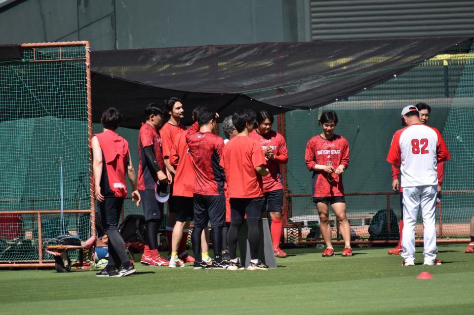 １軍に合流し、投手陣から拍手で迎え入れられるターノック（左から３人目）