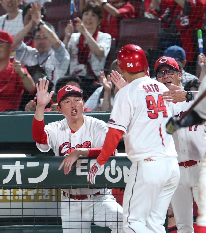 ５回、ソロを放った佐藤啓（９４）を迎える新井監督（左）＝撮影・北村雅宏