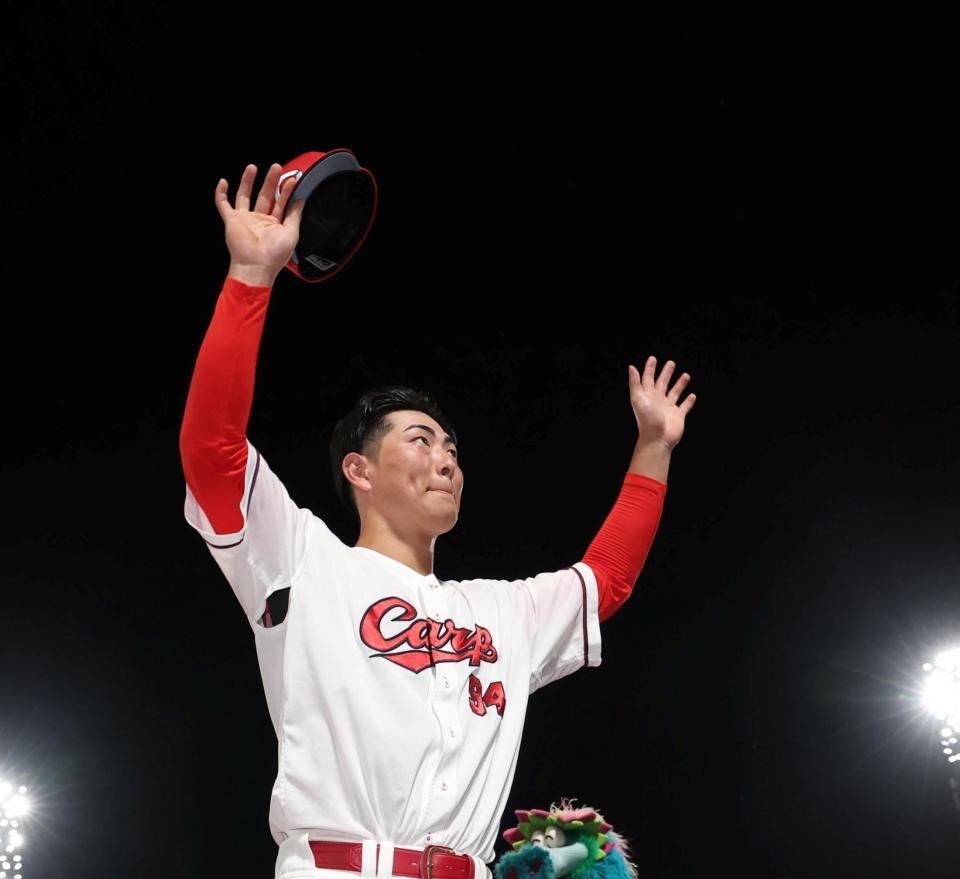 ファンの声援に応える佐藤啓（撮影・北村雅宏）