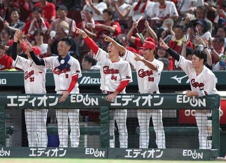 ５回、大盛が勝ち越しとなる内野安打を放ち、喜ぶ佐藤啓（中央）ら広島ナイン（撮影・北村雅宏）