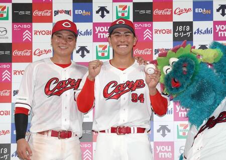 プロ初本塁打を放った記念のボールを手に、ポーズをとる佐藤啓（中央）と大盛