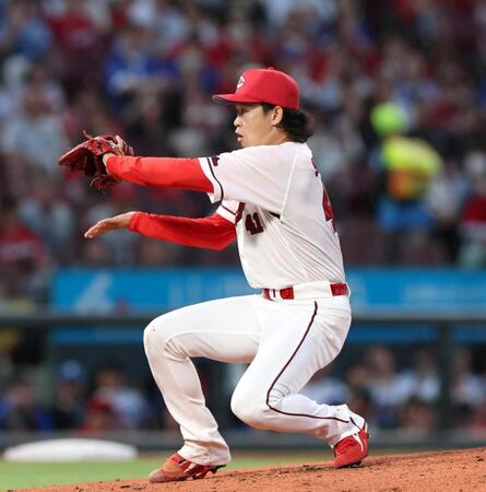 ３回、古市のライナーをキャッチする鈴木（撮影・北村雅宏）