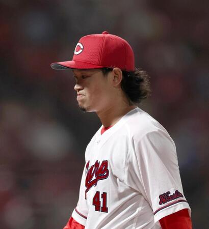 ４回、同点に追い付かれ、ベンチに戻る鈴木（撮影・北村雅宏）