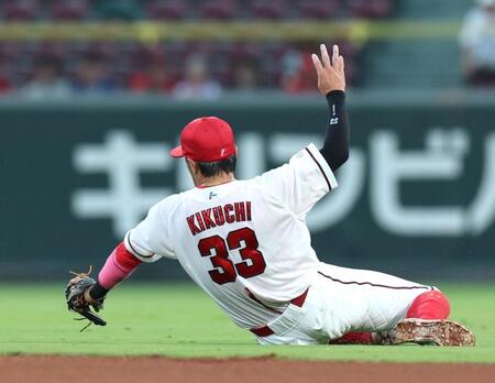 ２回、佐野の打球を好捕する菊池（撮影・北村雅宏）