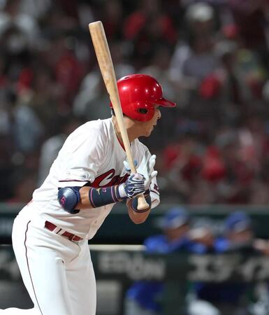 ８回、左前打を放つ代打・野間（撮影・北村雅宏）