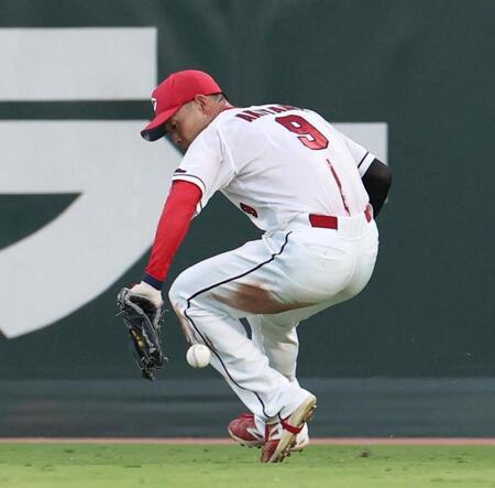 ３回、勝又の安打をファンブルする秋山（撮影・北村雅宏）