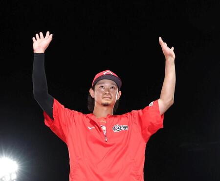 チームが勝利し、ファンの声援に応える鈴木（撮影・北村雅宏）