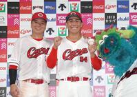 プロ初本塁打を放った記念のボールを手に、ポーズをとる佐藤啓（中央）と大盛