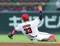 ２回、佐野の打球を好捕する菊池（撮影・北村雅宏）