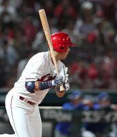 ８回、左前打を放つ代打・野間（撮影・北村雅宏）