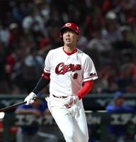 ３回、空振り三振に倒れる秋山（撮影・北村雅宏）