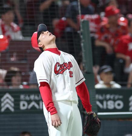 ７回、戸柱に適時二塁打を浴びた栗林（撮影・北村雅宏）