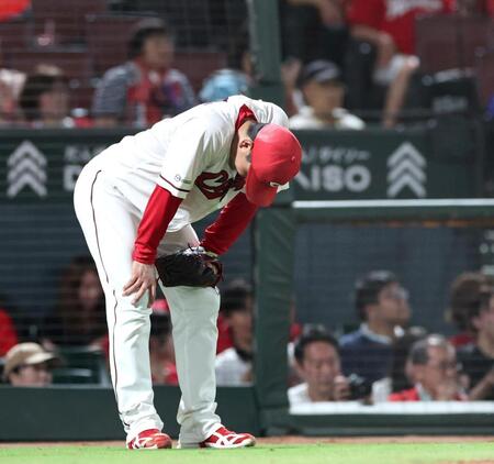 ７回、戸柱に適時二塁打を浴びた栗林（撮影・北村雅宏）