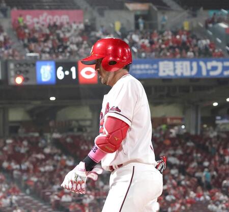 ８回、一邪飛に倒れた菊池（撮影・北村雅宏）