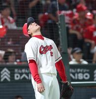 ７回、戸柱に適時二塁打を浴びた栗林（撮影・北村雅宏）