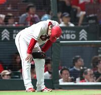７回、戸柱に適時二塁打を浴びた栗林（撮影・北村雅宏）