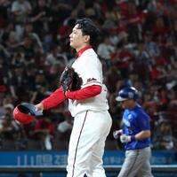 ６回、筒香にソロを浴びた栗林（撮影・北村雅宏）
