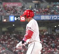 ８回、一邪飛に倒れた菊池（撮影・北村雅宏）