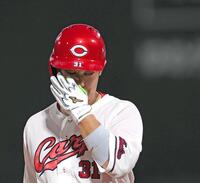 ３回、チャンスで二ゴロに倒れた坂倉（撮影・北村雅宏）
