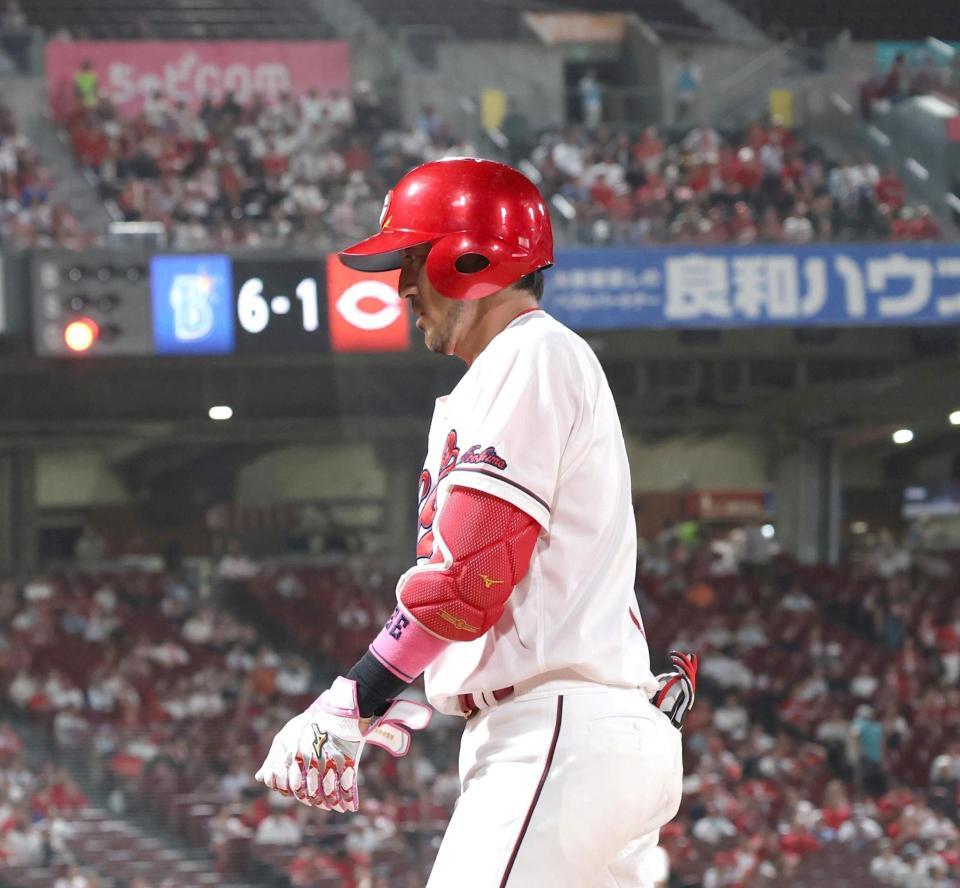 ８回、一邪飛に倒れた菊池（撮影・北村雅宏）