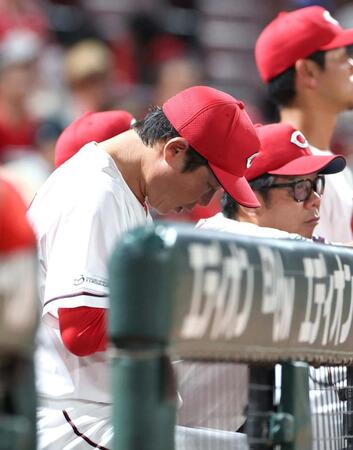 ９回、ベンチで下を向く新井監督（撮影・北村雅宏）