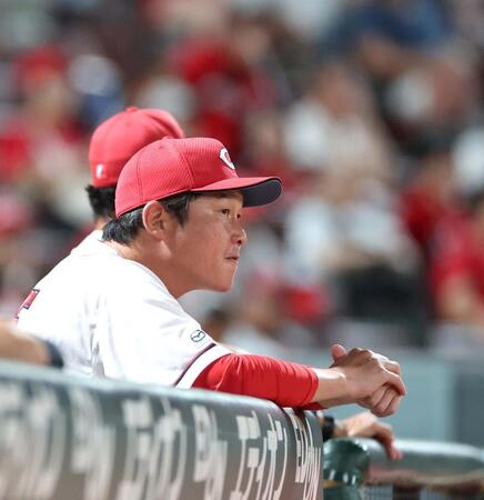 ８回、険しい表情を見せる新井監督（撮影・北村雅宏）
