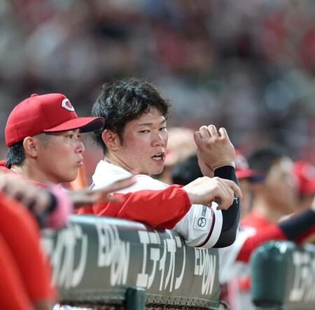 ７回、ベンチで森下（左）と談笑する坂倉（撮影・北村雅宏）