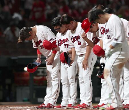連敗し、ファンに頭を下げる新井監督（左端）＝撮影・北村雅宏