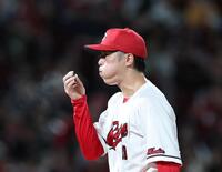 ４回、ロジンの粉を吹く森下（撮影・北村雅宏）