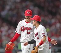３回、ピンチで宮本を空振り三振に仕留め、勝田（右）を迎える森下（撮影・北村雅宏）