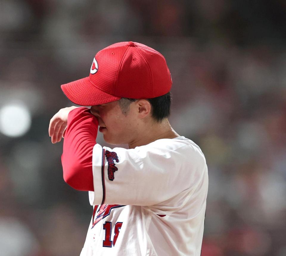 ６回、汗を拭いながらベンチに戻る森下（撮影・北村雅宏）
