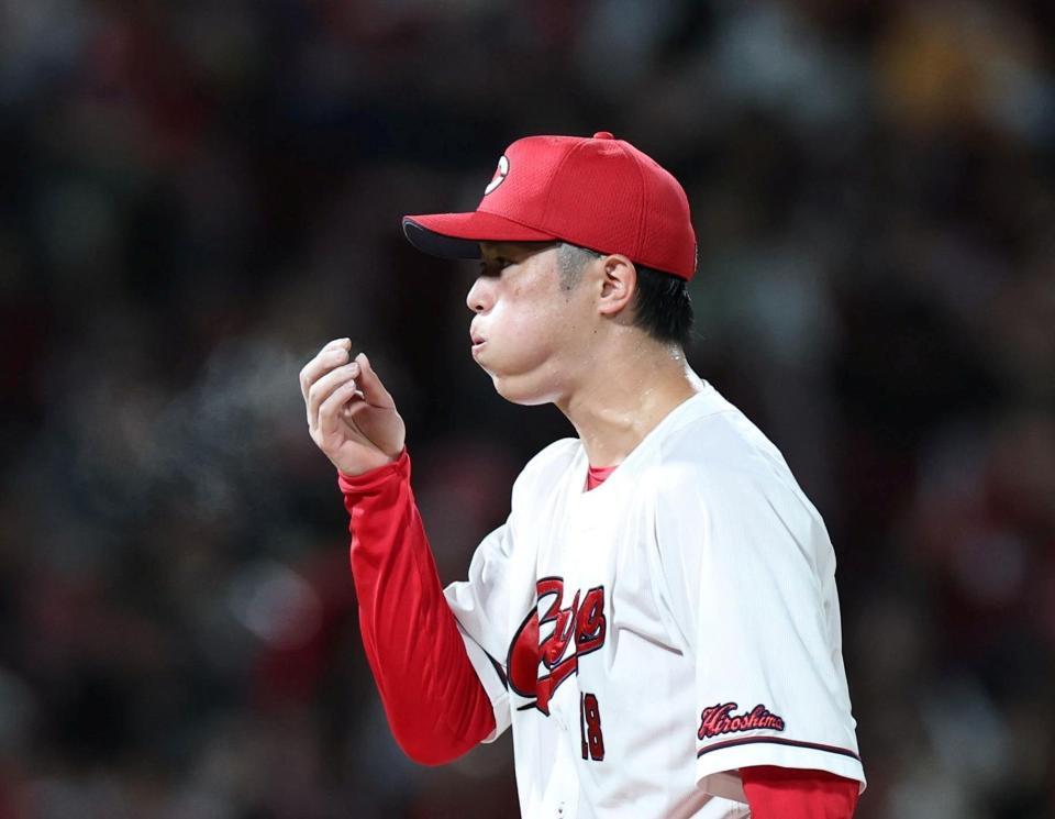 ４回、ロジンの粉を吹く森下（撮影・北村雅宏）