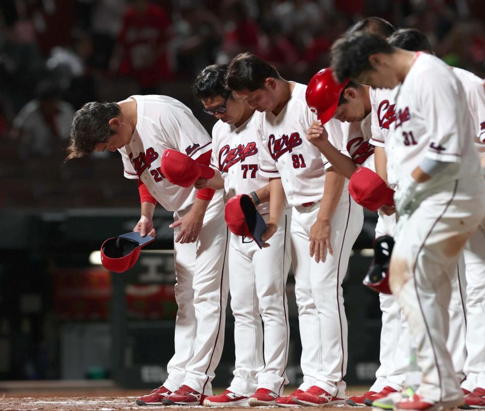 連敗し、ファンに頭を下げる新井監督（左端）＝撮影・北村雅宏