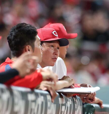 ４回攻撃中、グラウンドを見る新井監督（中央）＝撮影・北村雅宏