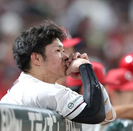 ４回の攻撃をベンチから見る坂倉（撮影・北村雅宏）