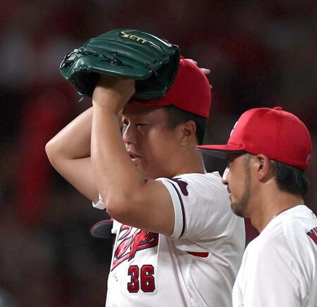 ７回、赤羽に押し出し四球を与えた塹江（左）＝撮影・北村雅宏