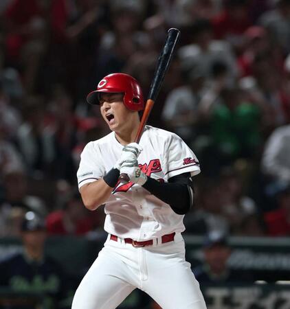 ６回、打席でファウルを放つ佐々木（撮影・北村雅宏）