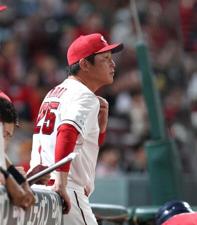 ４回を終え、選手交代を告げにベンチを出る新井監督（撮影・北村雅宏）