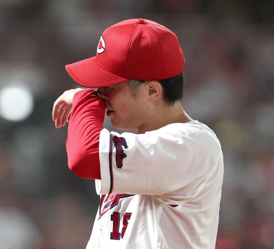 ６回、汗を拭いながらベンチに戻る森下（撮影・北村雅宏）