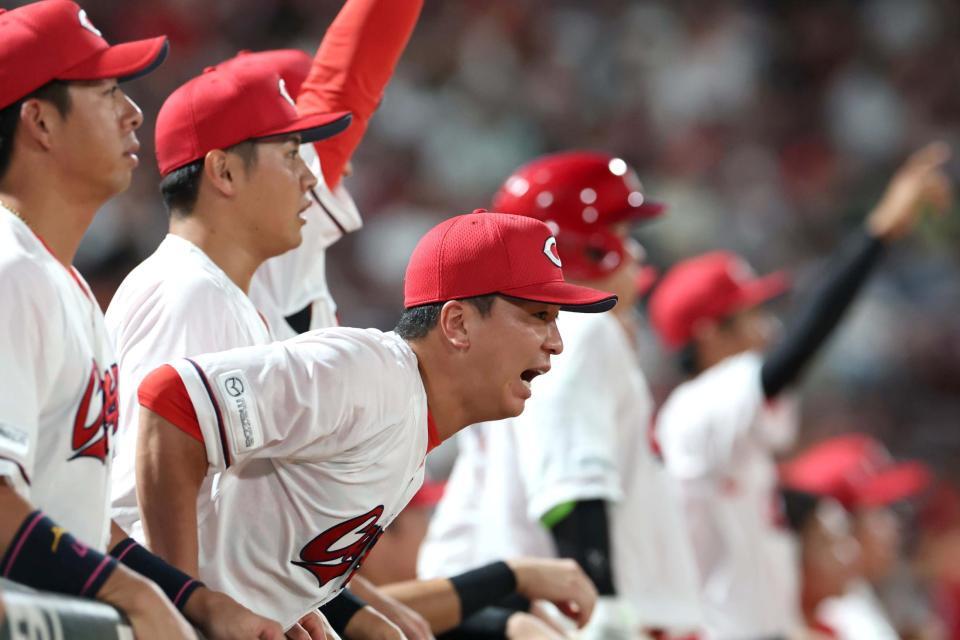 ３回、菊池が左飛に倒れ、残念がる大盛（中央）＝撮影・北村雅宏