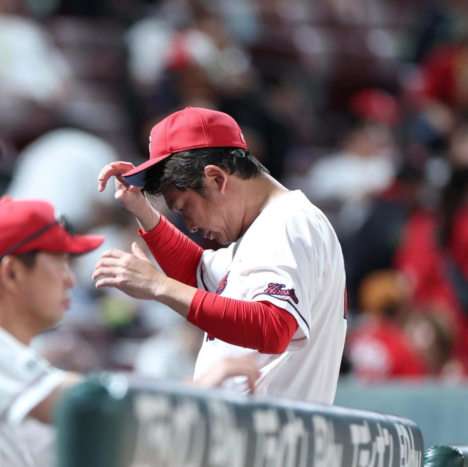 ７回を終え、選手交代を告げた新井監督はベンチに戻る（撮影・北村雅宏）
