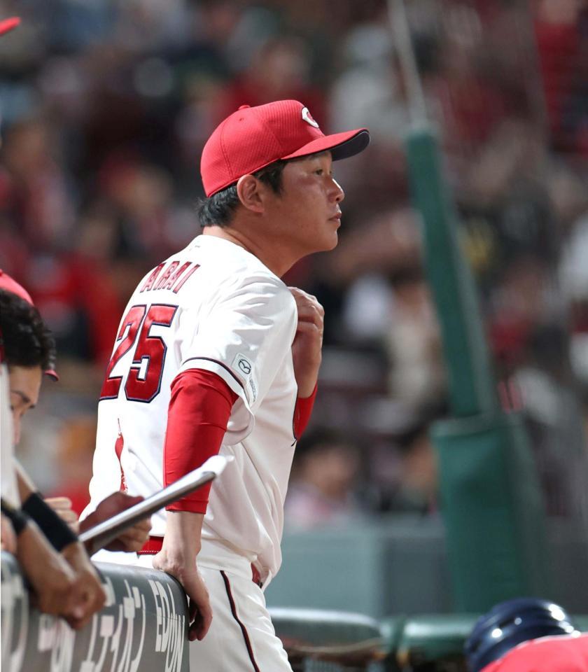 ４回を終え、選手交代を告げにベンチを出る新井監督（撮影・北村雅宏）